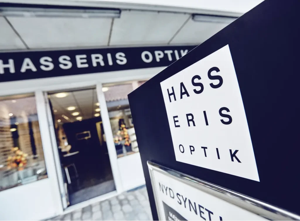 Hasseris Optik Case Skilt