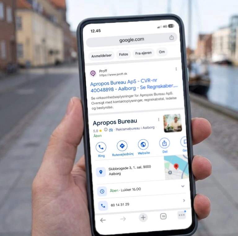Håndholdt smartphone ved havn med Apropos Google-søgning